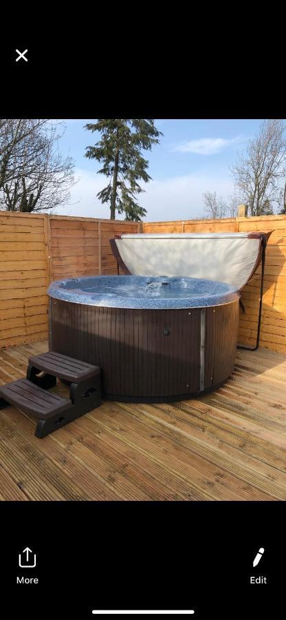 Grooms Cottage Outside Hot Tub Beith Exterior foto